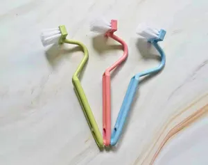 Brosse de toilettes en plastique en forme de V avec manche courbé pour le nettoyage des coins.