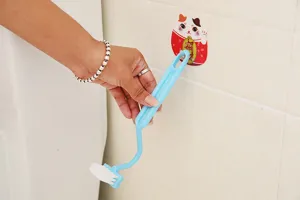 Brosse de toilettes en plastique avec longue poignée en V pour nettoyer les coins.