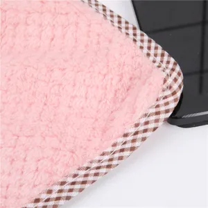 Chiffon de vaisselle absorbant et épaissi en microfibre avec élégante bordure à carreaux.