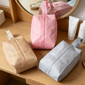 Portabele reistas organizer voor kleding en accessoires, duurzaam en waterdicht ontwerp.
