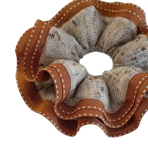 Brauner Spitzen-Strick-Haargummi für Damen, gemütliches Herbst-Winter-Haaraccessoire.