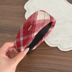 Weinroter karierter verdickter breiter Woll-Haarreif Detailansicht, eleganter Damenhaarschmuck