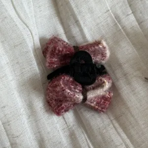 Detail van de wijnrode tweed haarclip, elegante kleine haarklem voor dames styling.