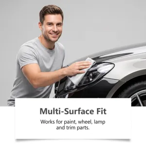 Vista detallada de paño de microfibra para coche limpiando faro y superficie de pintura.