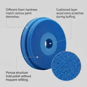 Tampon de polissage en mousse bleue avec structure poreuse pour entretien de peinture auto.