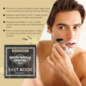 Vue détaillée du savon de rasage homme, mousse riche pour une expérience de rasage douce.
