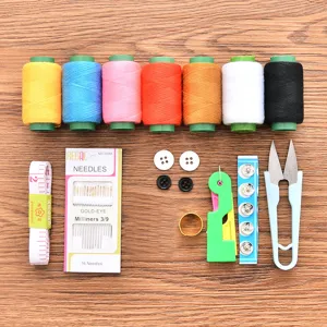Kit de costura doméstico portátil con hilos de colores, agujas, tijeras y cinta métrica para manualidades.