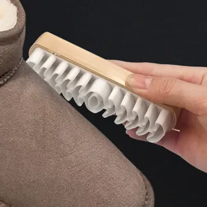 Spazzola per scarpe in scamosciato con setole in silicone per pulire il nabuk.