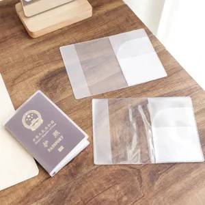 Etui de protection transparent pour passeport et porte-carte clair pour voyage utile.