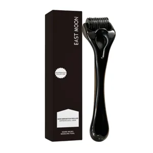 Outil de rouleau de microneedles pour soins de la peau du visage pour hommes, design noir.