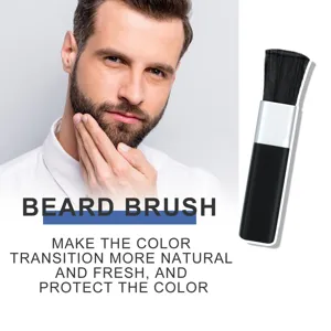 Detalle del cepillo de barba con cerdas suaves y mango elegante para un cuidado preciso.