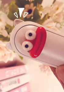 Mini ventilador portátil plegable de mano con ojos grandes y diseño divertido de labios rojos.