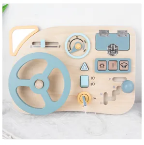 Tavola sensoriale in legno Montessori con volante cambio e parti interattive per bambini.