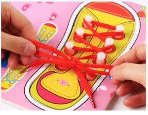 Jouet éducatif Montessori en bois pour apprendre à lacer ses chaussures, motricité fine.