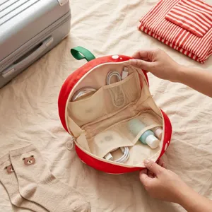 Borsa portaoggetti portatile a forma di frutto rosso con tasche in rete per organizzare i viaggi.