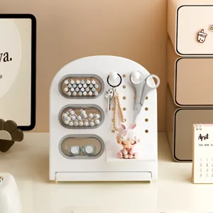 Organizador de escritorio multifuncional con diseño de panel perforado y portalápices plegable.