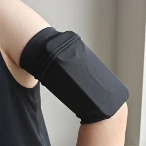 Dettaglio della fascia da braccio sportiva nera con alta elasticità per corsa e fitness.