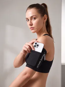 Fascia da braccio sportiva nera per corsa e fitness, misura universale per smartphone.