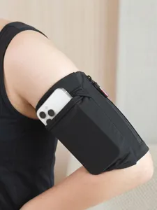 Dettaglio borsa da braccio sportiva nera, design anti-vibrazione elastico per fitness.