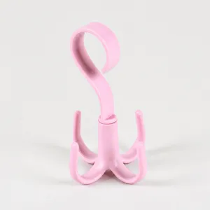 Vista dettagliata del gancio in plastica rosa a quattro artigli rotanti per riporre gli oggetti.