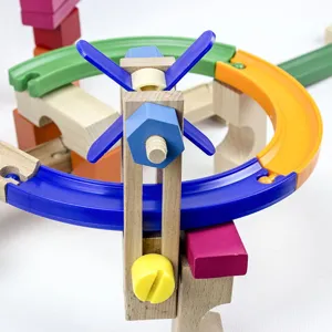 Houten knikkerbaan achtbaan bouwstenen voor kinderen educatief speelgoed hoofdaanzicht