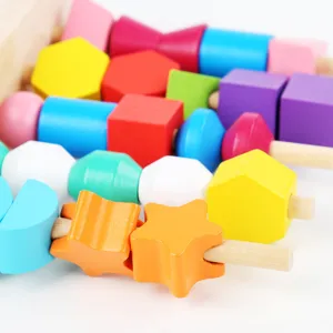 Gioco di infilare perle in legno forme geometriche per bambini, giocattolo educativo.