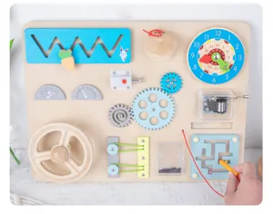 Tavola sensoriale Montessori in legno con dettaglio del gioco educativo per bambini.