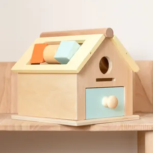 Hölzernes Montessori Beschäftigungshaus Spielzeug, Formensortierer und Münzbox Detailansicht.