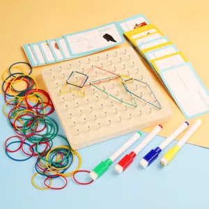 Giocattolo educativo geoboard in legno Montessori con elastici colorati e carte per bambini