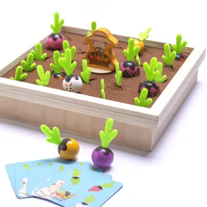 Gioco educativo in legno per bambini con carote da estrarre e gioco di memoria.