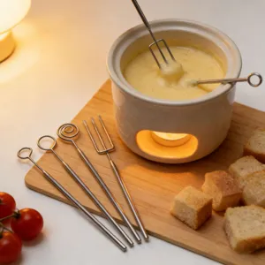 Edelstahl Käsefondue Gabel Set mit Keramik Schmelztopf, perfekt für Schokolade und Brot.
