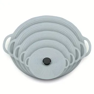 Vista detallada de tapas de silicona gris apilables para microondas en varias medidas.