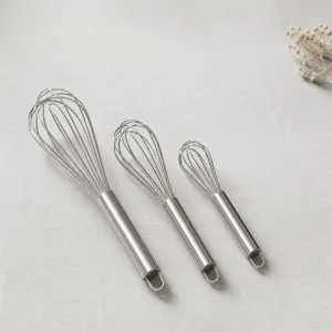 Edelstahl Schneebesen Detailansicht, drei Größen Set für Küchenbacken und Eierverquirlen Mixen.