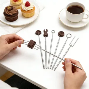 Detailansicht des Edelstahl Schokoladenfondue Gabel Sets mit ausziehbarer Stange und Form.
