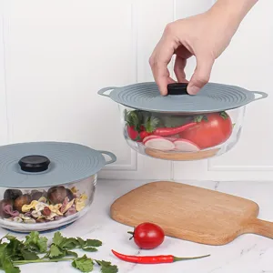 Vista detallada de tapa fresca de silicona con bol de vidrio, utensilio de cocina para microondas.