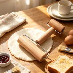 Buchenholz Nudelholz mit Doppelrollen zum Backen von Teig und Gebäck in der Küche.