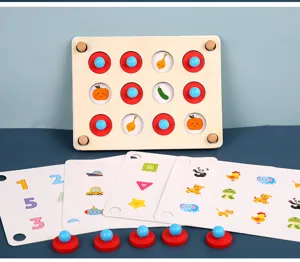 Set di gioco di abbinamento di memoria in legno con carte e pedine colorate per bambini.
