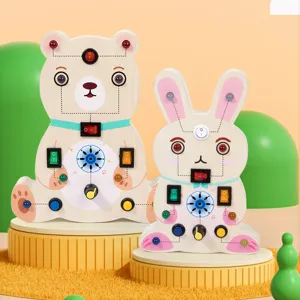 Jouet en bois Montessori tableau d'éveil sensoriel avec interrupteur et lumières LED.