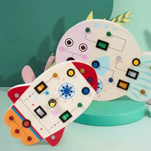 Tableau d'éveil Montessori en bois jouet éducatif avec interrupteurs et lumières LED.