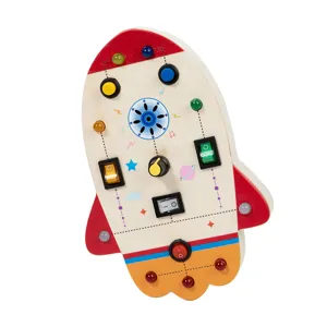 Jouet en bois Montessori busy board avec lumières LED et interrupteurs pour l'apprentissage.