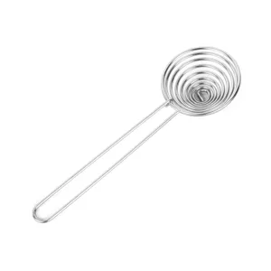 Dettaglio del separatore di albumi in acciaio inossidabile, schiumarola a spirale manico.