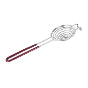 Dettaglio separatore per albume in acciaio inox, manico lungo colino da cucina.