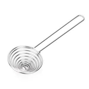 Dettaglio del separatore di albume in acciaio inox con design a spirale.