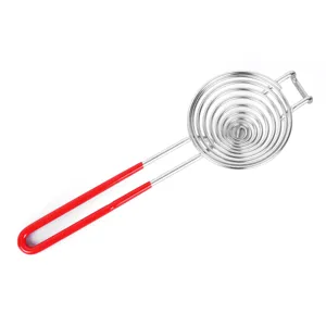 Dettaglio separatore per albumi in acciaio inossidabile, rete a spirale con manico lungo.