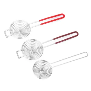 Separatore di albume d'uovo in acciaio inox dettaglio setaccio a spirale con manico lungo.