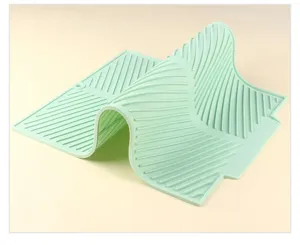 Tappetino scolapiatti in silicone con scanalature, dettaglio cuscinetto scarico acqua cucina.