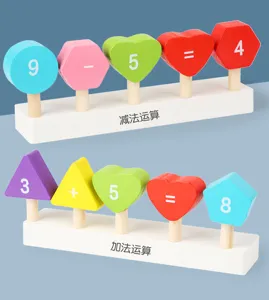 Detailansicht von pädagogischen Holz-Mathe-Lernspielzeug mit bunten geometrischen Blöcken.