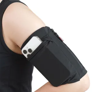 Dettaglio della fascia sportiva nera da braccio, design elastico per grandi smartphone.