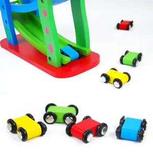 Houten helling racebaan speelgoed set voor kinderen, kleurrijke auto's en educatief peuterspel.