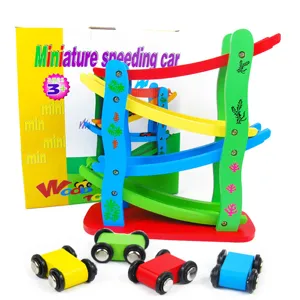 Houten auto ramp speelgoed set met kleurrijke baan en vier mini auto's kids.